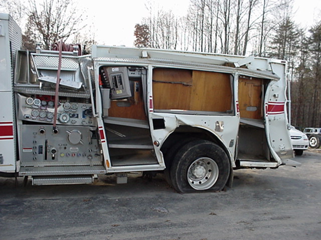 2004 PIERCE FIRETRUCK PUMPER DAMAGED-WRECKED- PARTS FOR SALE Salvage RV Parts 