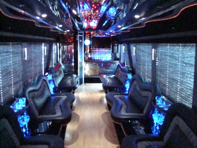 07 LIMO BUS 32-PASSENGER BY MOONLIGHT CONVERSIONS - 1993 MCI CHASSIS Used RV Parts 
